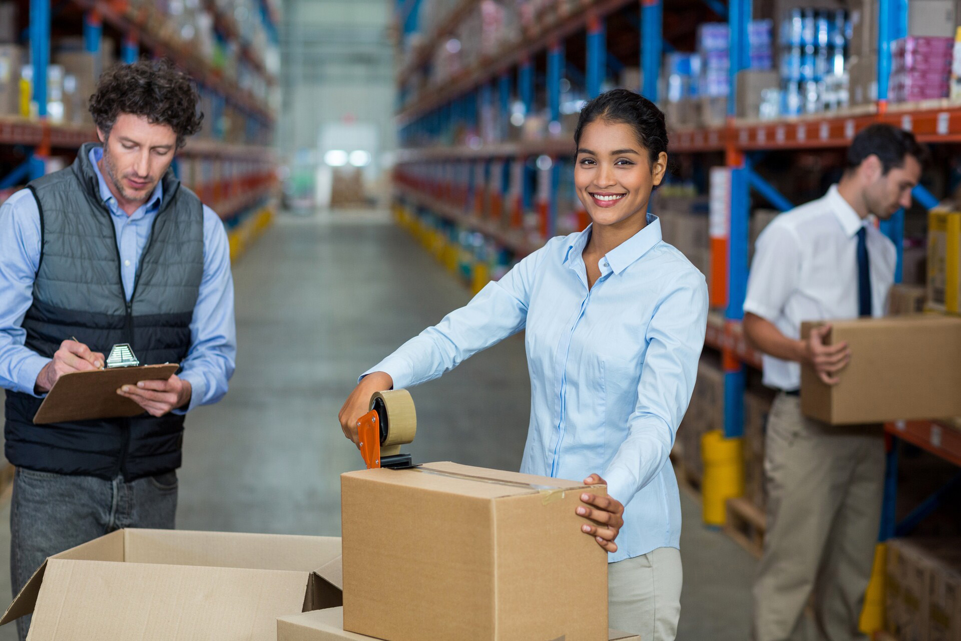 Mitarbeitende in der Logistik mit Kartons